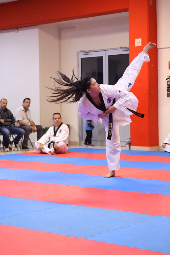 Sabonim Debanhi ejecutando patada alta Taekwondo Monterrey