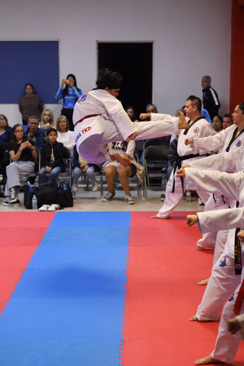 Patada voladora de alumno en academia GAMA Taekwondo Monterrey