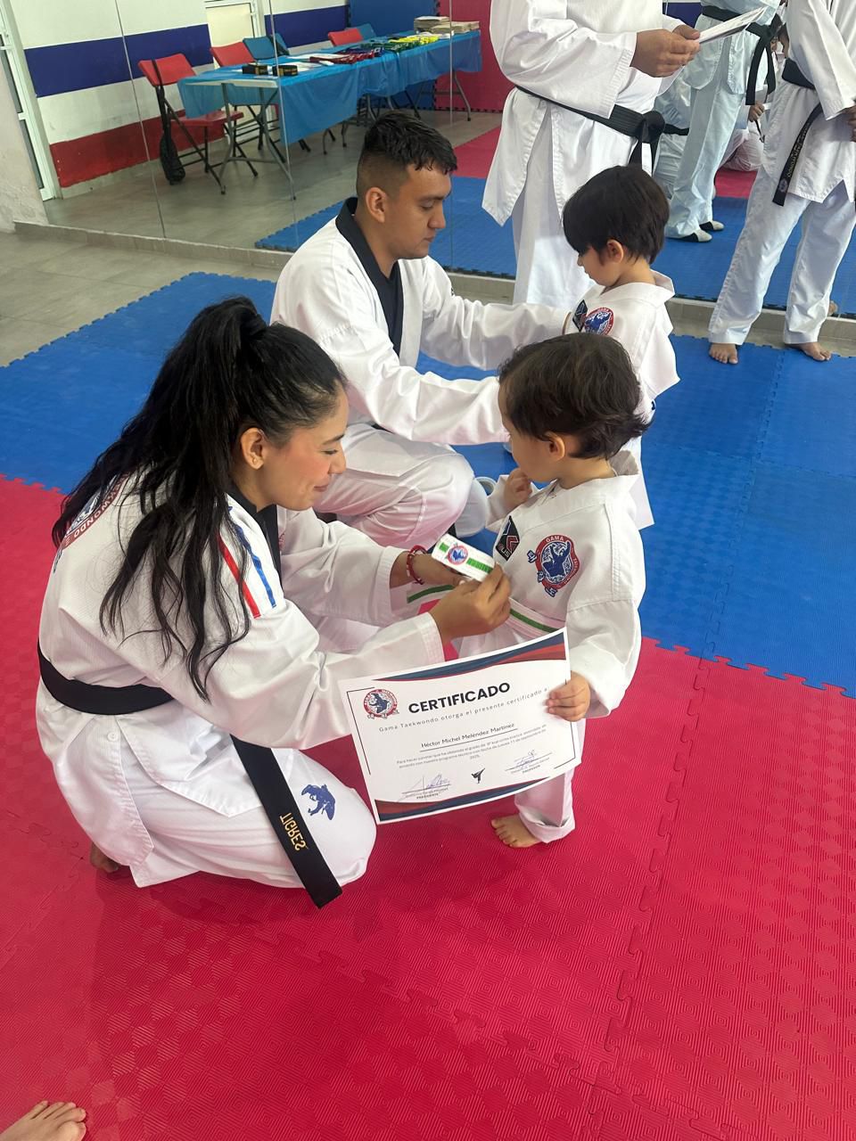 Entrega de certificado en clases de Taekwondo para niños Monterrey