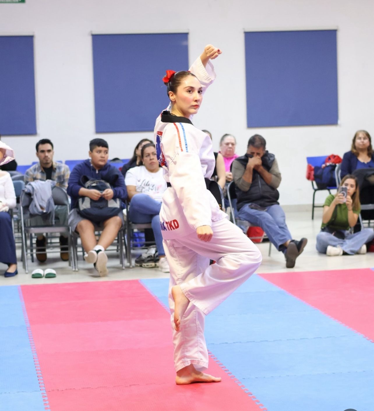 Instructora ejecutando forma de Taekwondo Cumbres Monterrey