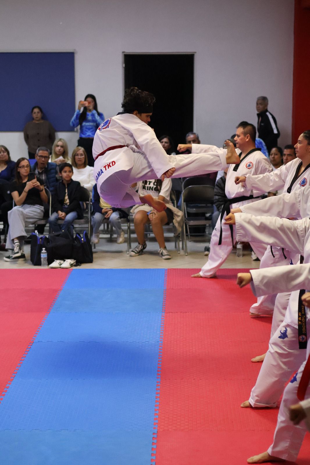 Alumno ejecutando patada voladora Taekwondo Monterrey