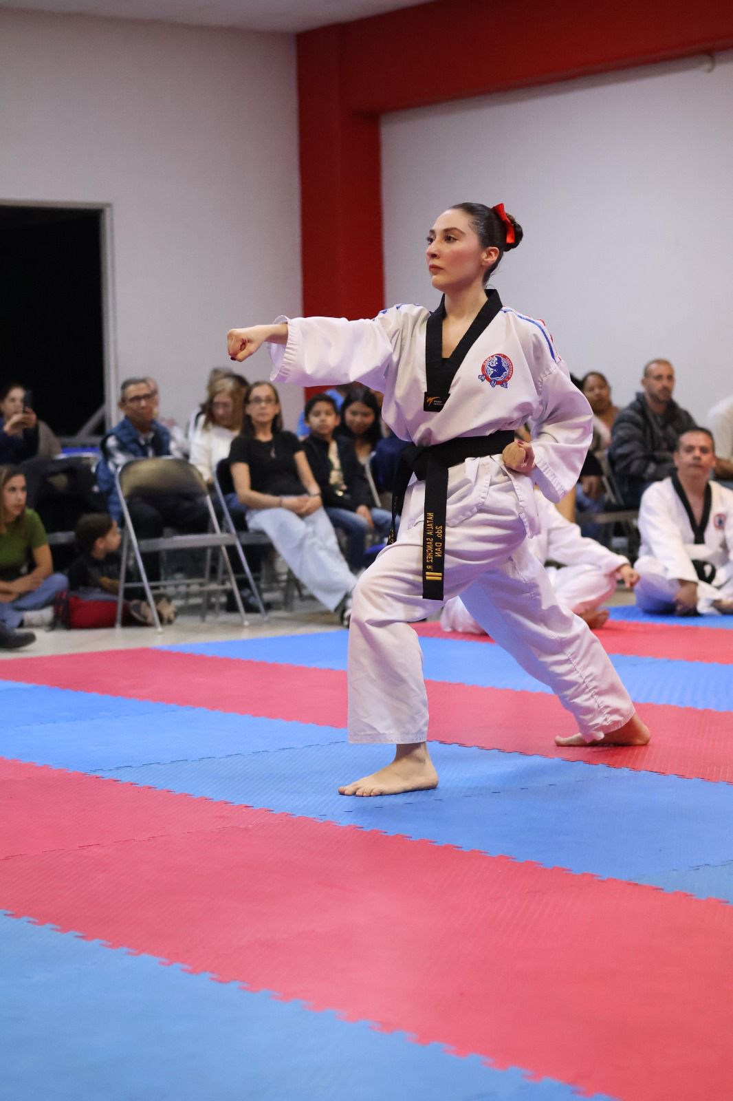 Sabonim Debanhi García maestra de Taekwondo en competencia de formas